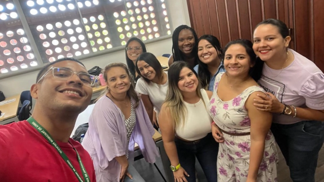 Integrantes del consejo directivo de la Fundación Univalle Yumbo junto a la CEO de la fundación, compartiendo un momento durante una reunión institucional