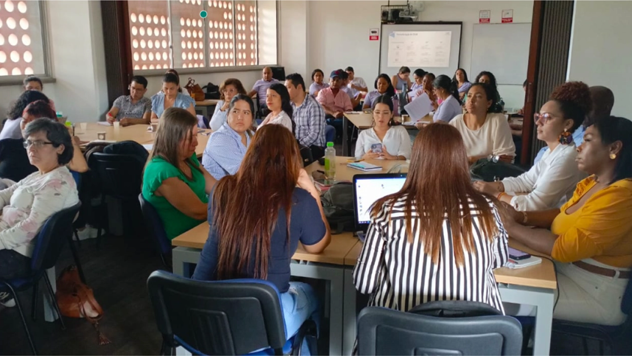 Docentes y administrativos relacionados con la Fundación Univalle Yumbo participan en un taller sobre políticas públicas en un espacio colaborativo.