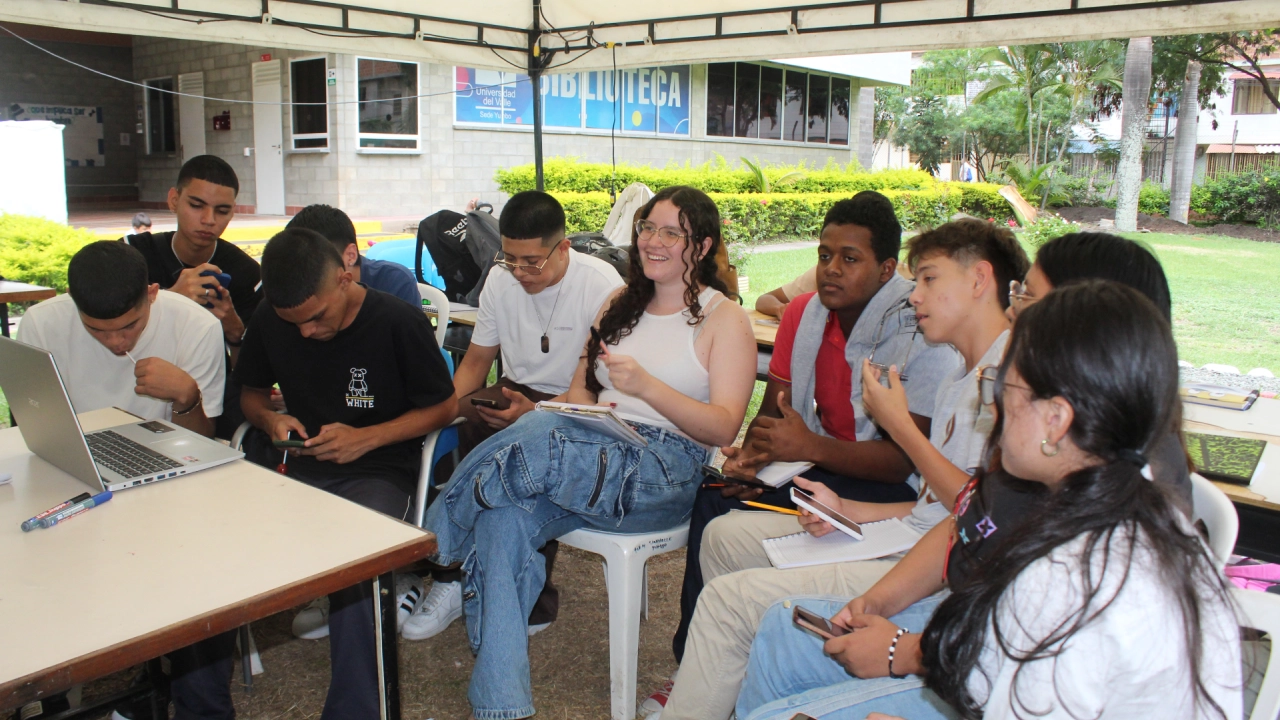 Estudiantes del proyecto 'Los de la 4 para U' de la Fundación Univalle Yumbo participan en un taller educativo basado en gamificación en los jardines de la universidad