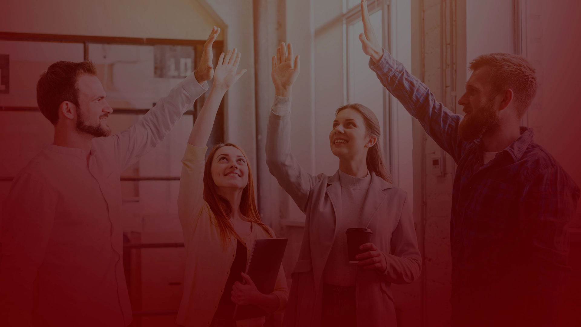 Grupo de personas uniendo las manos en señal de colaboración y trabajo en equipo para lograr una meta común.